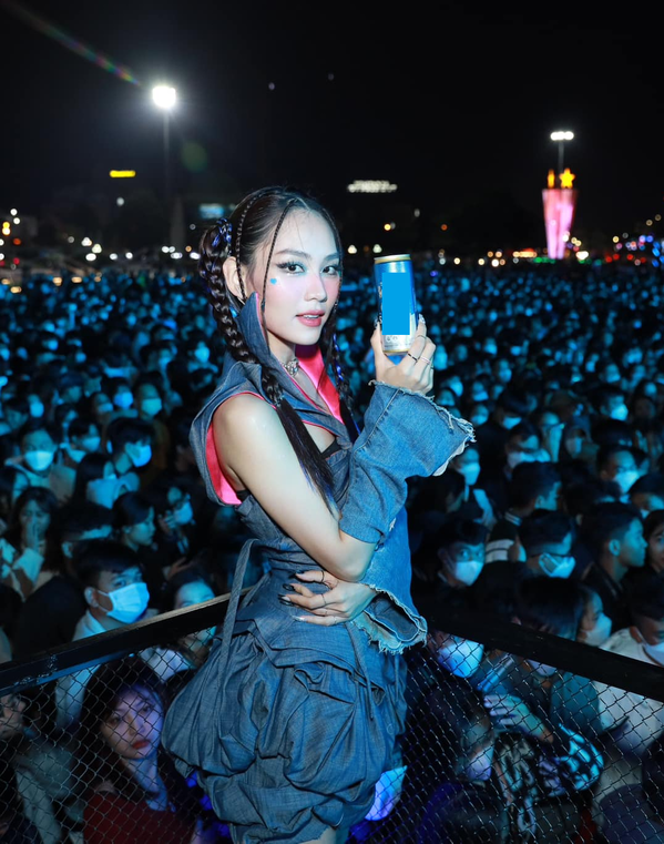 Hoa hậu Mai Phương bất chấp nhảy nhót giữa sân bay khiến fan ngán ngẩm, Thanh Thủy bị ghẻ lạnh? - Hình 10