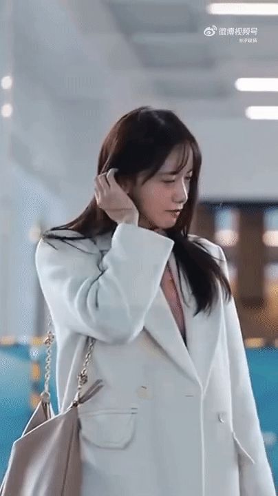 Nữ thần Yoona bỗng biến sân bay thành phim trường ngôn tình: Bị gió thổi cho tóc tai rối bời mà vẫn đẹp đến nao lòng - Hình 1