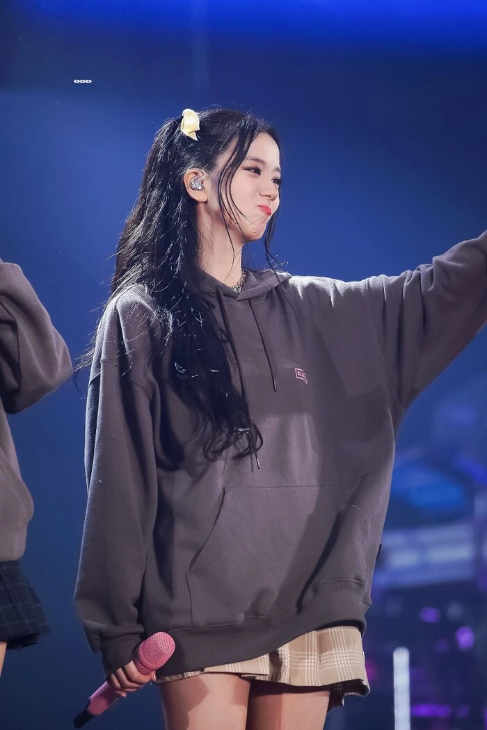 V (BTS) công khai chuyện hẹn hò Jennie (BLACKPINK), Jisoo có hành động xem thường? - Hình 9