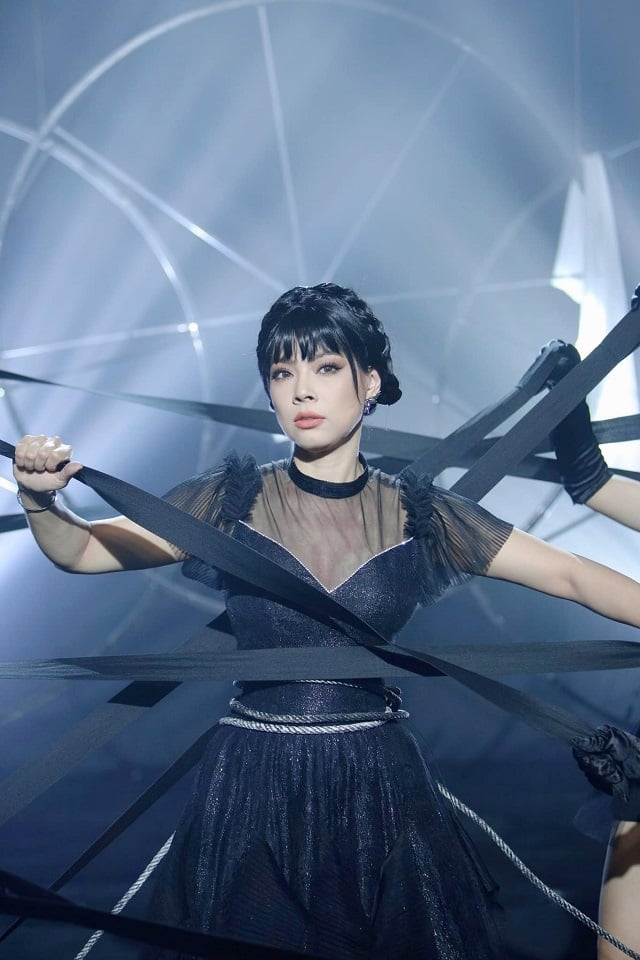 Diva Hồng Nhung 'cướp hit' Waiting For You của MONO, luyến láy như Thanh Thảo, fan quên luôn bản gốc - Hình 5
