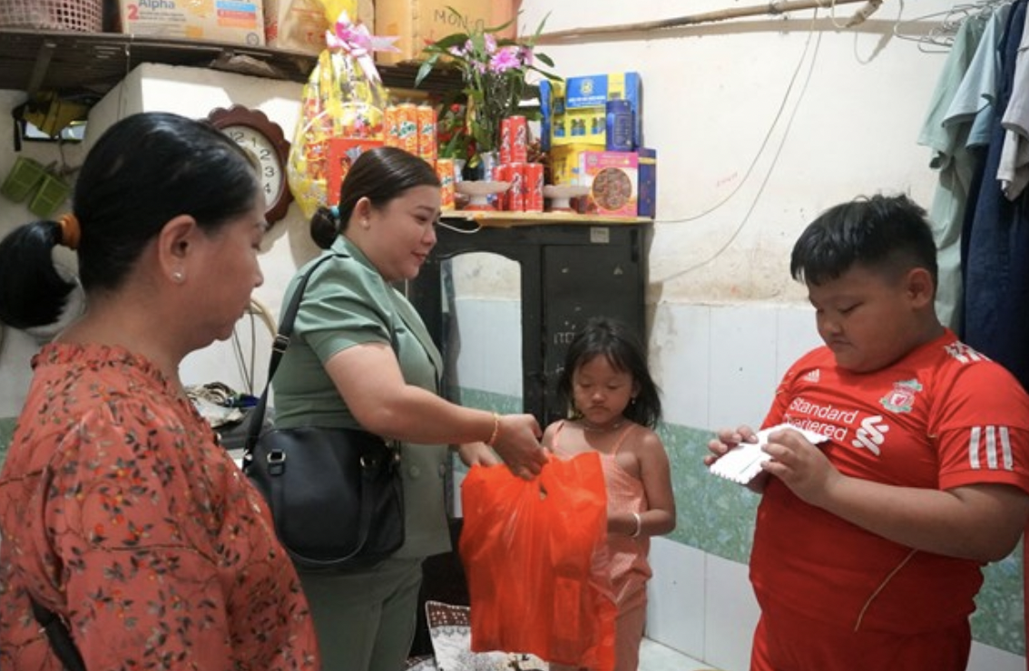 3 bà cháu nghèo bị nhà xe bỏ giữa đường vì thiếu tiền: Công an Quảng Ngãi khiến cả nước ấm lòng - Hình 4