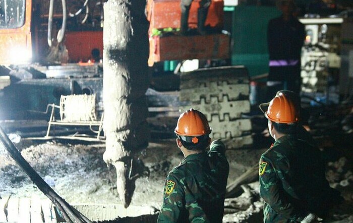 Bé trai 10 tuổi rơi xuống cọc bê tông 35m đã không qua khỏi, sẽ tiến hành làm pháp y đại thể - Hình 3