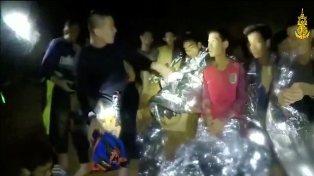 Kỳ tích luôn tồn tại: Những hành trình giải cứu trẻ nhỏ mắc kẹt nhiều ngày lành lặn trở về - Hình 2