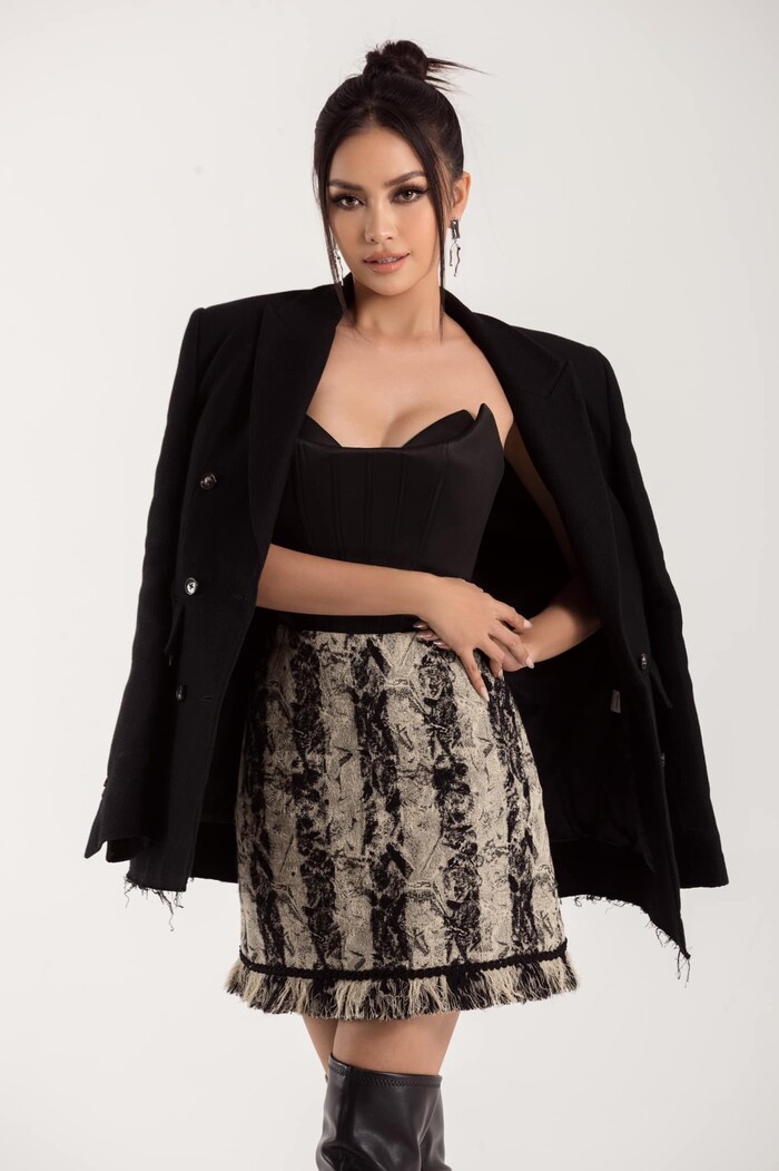 Ngọc Châu vừa lên đồ cực bén đổ bộ Miss Universe, 'ông lớn' đã bế vào Top 11 thí sinh mạnh nhất - Hình 9