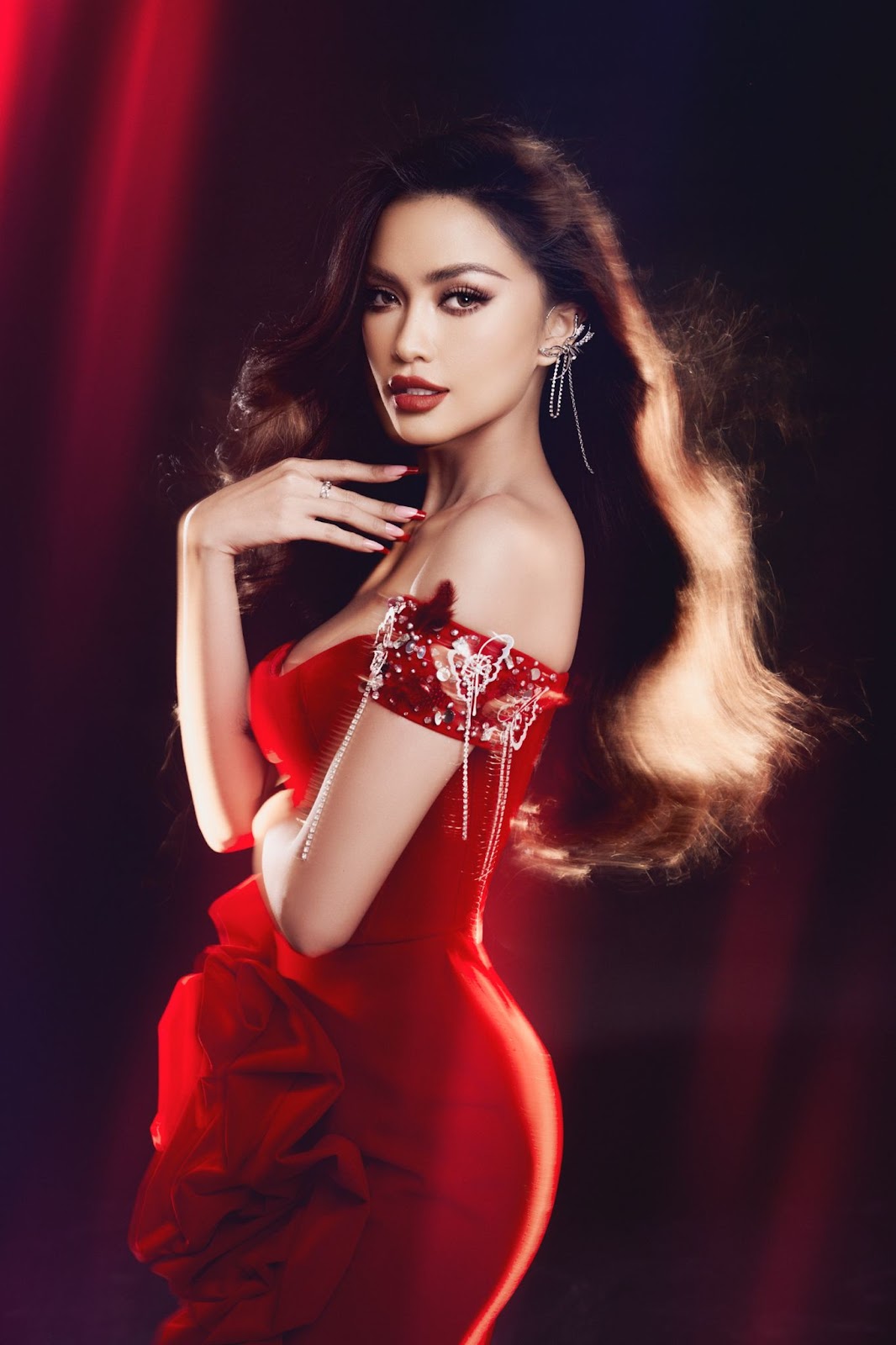 Ngọc Châu đi chân trần tập catwalk nửa đêm, stylist tiết lộ màu dạ hội đêm bán kết - Hình 1