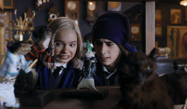 Soi Wednesday: Ý nghĩa 2 cái búng tay của Jenna Ortega, cảnh múa nổi tiếng tiết lộ phản diện thật sự - Hình 2