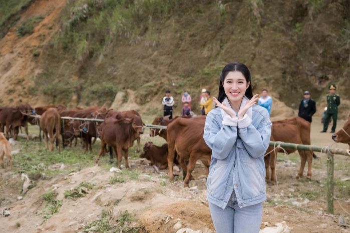 Á hậu Phương Nhi tặng 20 con bò cho bà con khó khăn ở Thanh Hóa - Hình 10