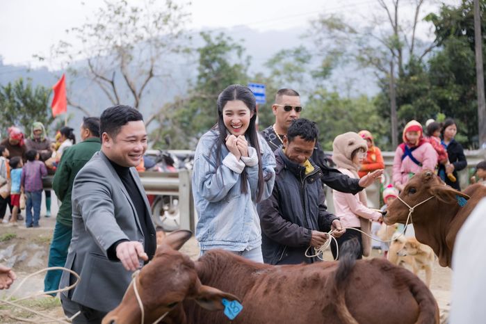 Á hậu Phương Nhi tặng 20 con bò cho bà con khó khăn ở Thanh Hóa - Hình 9