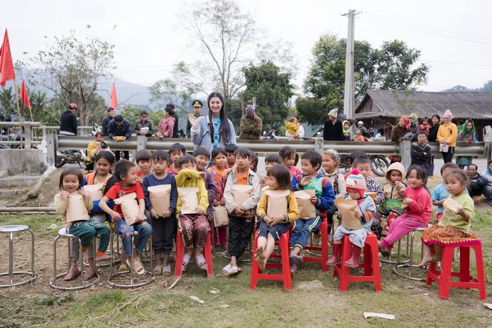Á hậu Phương Nhi tặng 20 con bò cho bà con khó khăn ở Thanh Hóa - Hình 8