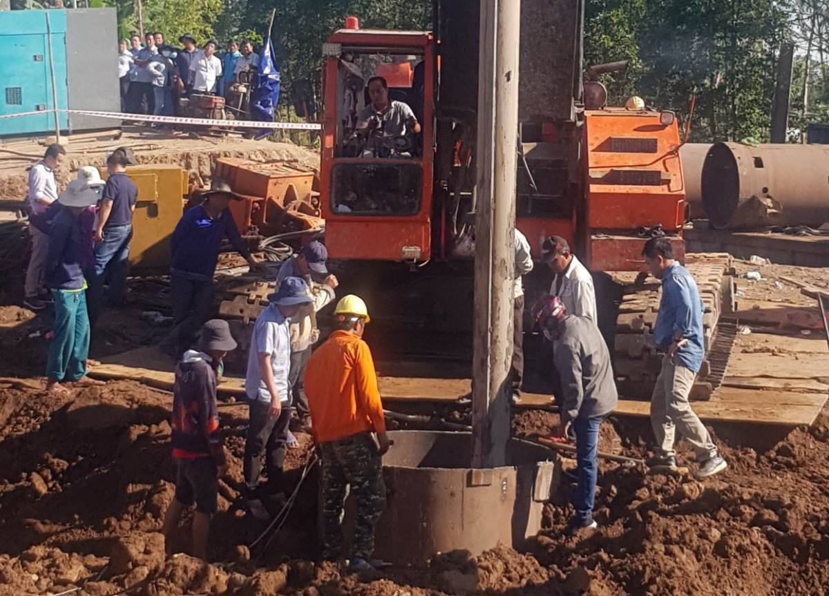 Vụ bé trai 10 tuổi rơi xuống trụ bê tông: Thay đổi phương án, các nhân chứng đầu tiên kể kinh hoàng - Hình 4