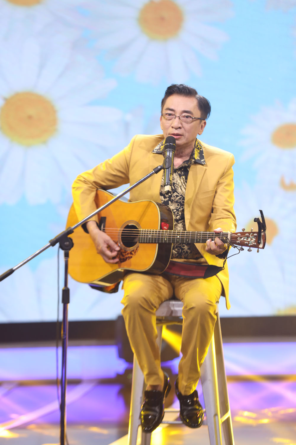 Đình Văn: Thợ sửa máy in thành Hoàng tử Mưa bụi, gặp biến cố phá sản, giờ ở ẩn bên vợ kém 24 tuổi - Hình 7