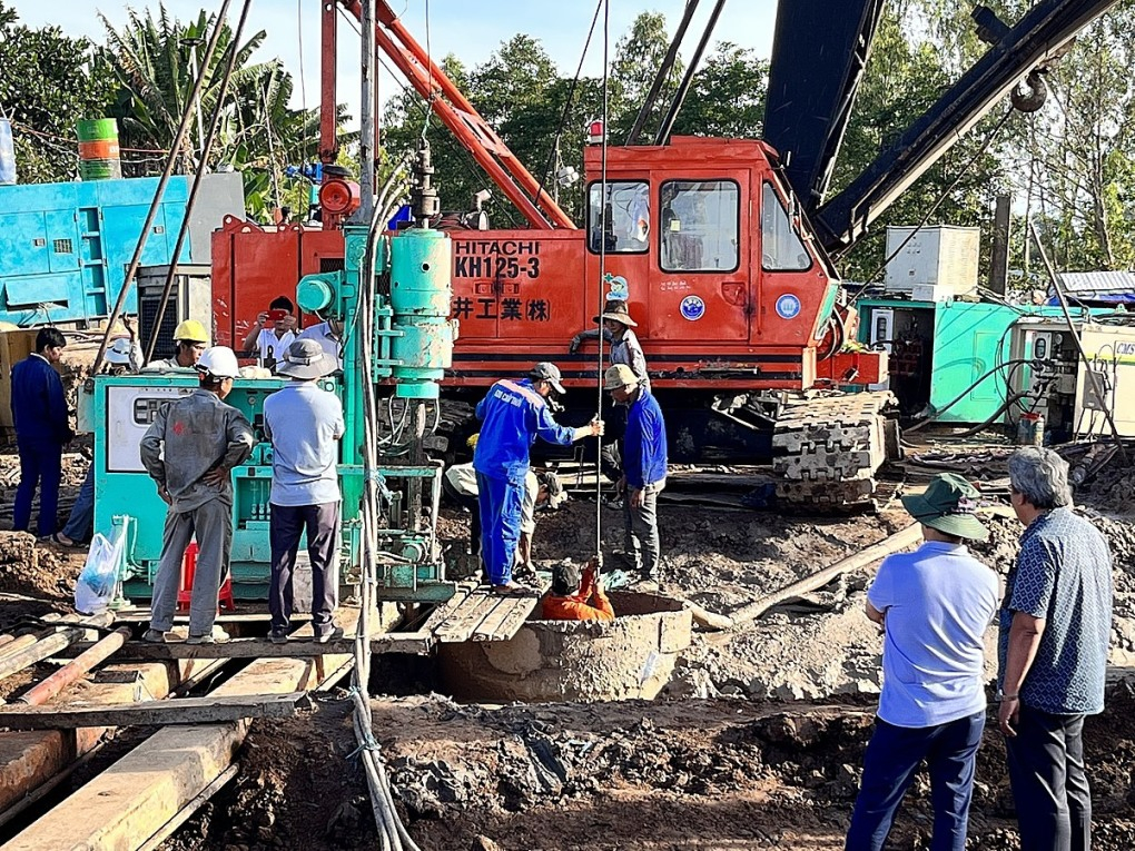 Lý giải vụ bé Hạo Nam có thể lọt xuống trụ bê tông có đường kính 25cm, đề nghị dùng loại cẩu lớn - Hình 1