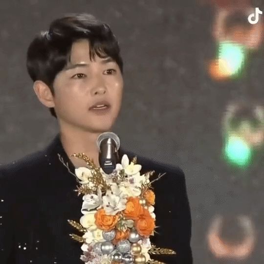 Song Joong Ki gây sốt khi trao giải cho BTS tại Grammy Hàn: Diện mạo thay đổi 1 điểm thấy rõ sau khi có tình yêu mới - Hình 7