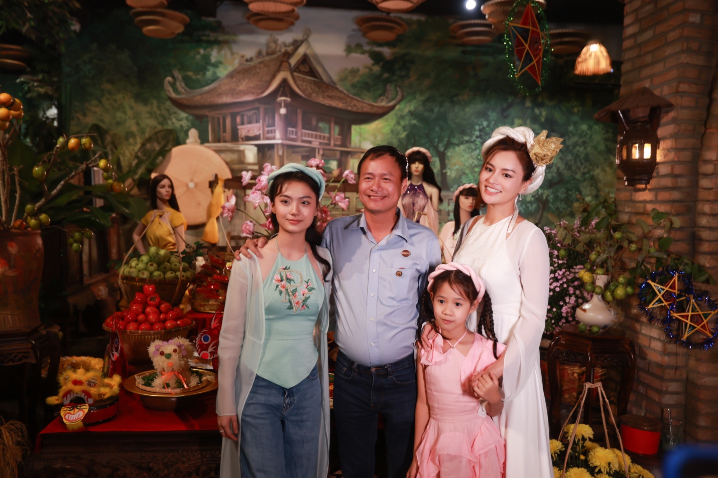 Vũ Thu Phương tiết lộ tuổi thơ thiếu thốn, khoe nhan sắc xinh đẹp của con gái 2k5 không thua hoa hậu - Hình 1