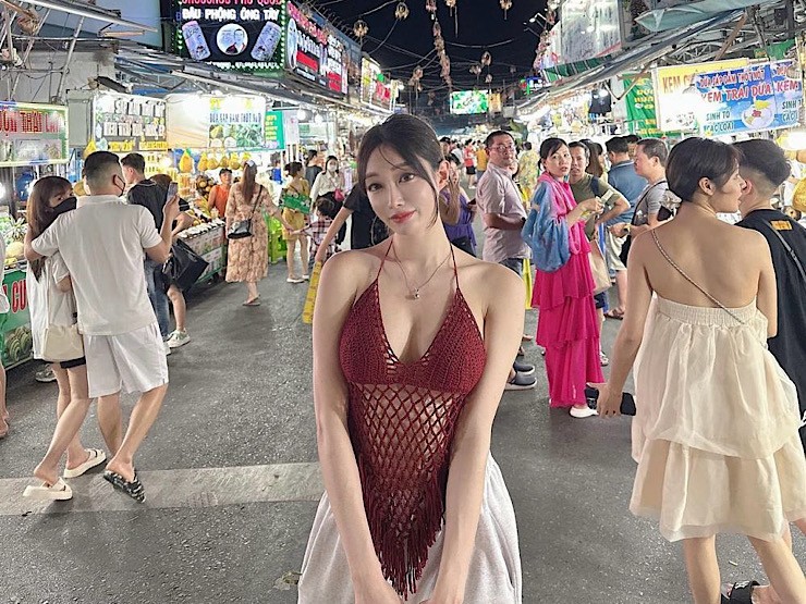 2 chị đẹp Hàn Quốc nổi bật giữa chợ đêm Nha Trang, Phú Quốc vì đồ khoe đường cong - Hình 1