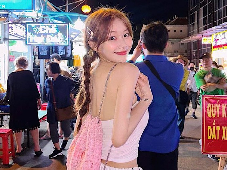 2 chị đẹp Hàn Quốc nổi bật giữa chợ đêm Nha Trang, Phú Quốc vì đồ khoe đường cong - Hình 8