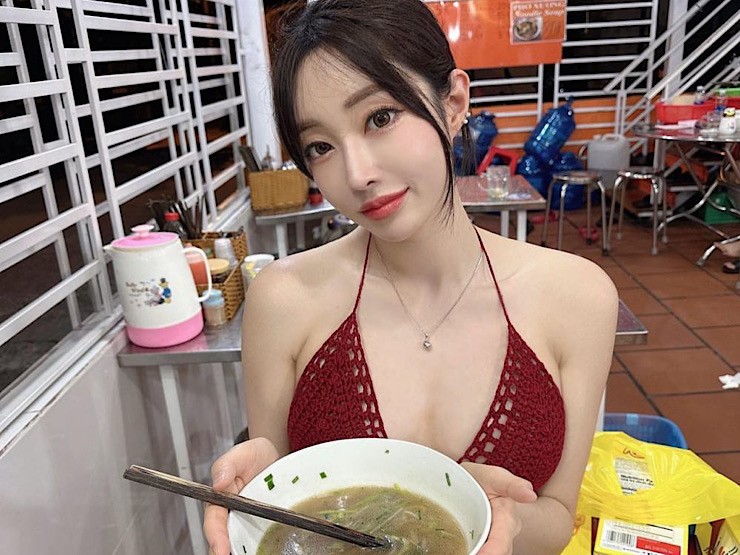 2 chị đẹp Hàn Quốc nổi bật giữa chợ đêm Nha Trang, Phú Quốc vì đồ khoe đường cong - Hình 2