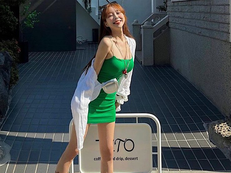 2 chị đẹp Hàn Quốc nổi bật giữa chợ đêm Nha Trang, Phú Quốc vì đồ khoe đường cong - Hình 15
