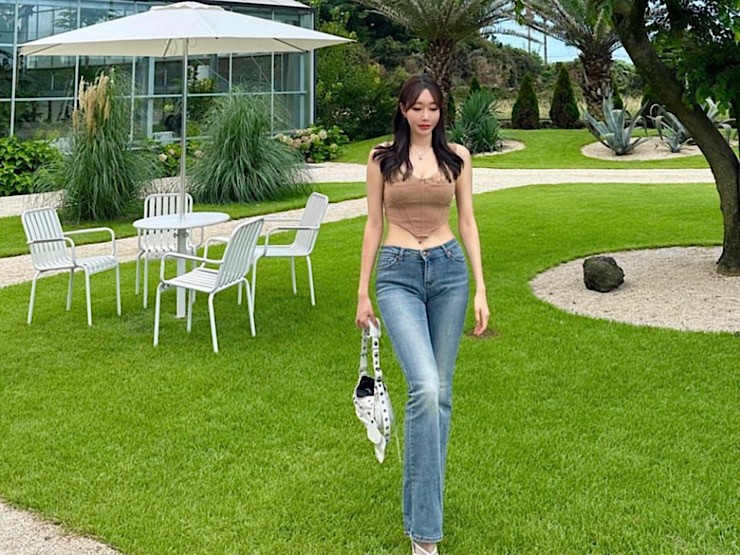 2 chị đẹp Hàn Quốc nổi bật giữa chợ đêm Nha Trang, Phú Quốc vì đồ khoe đường cong - Hình 4