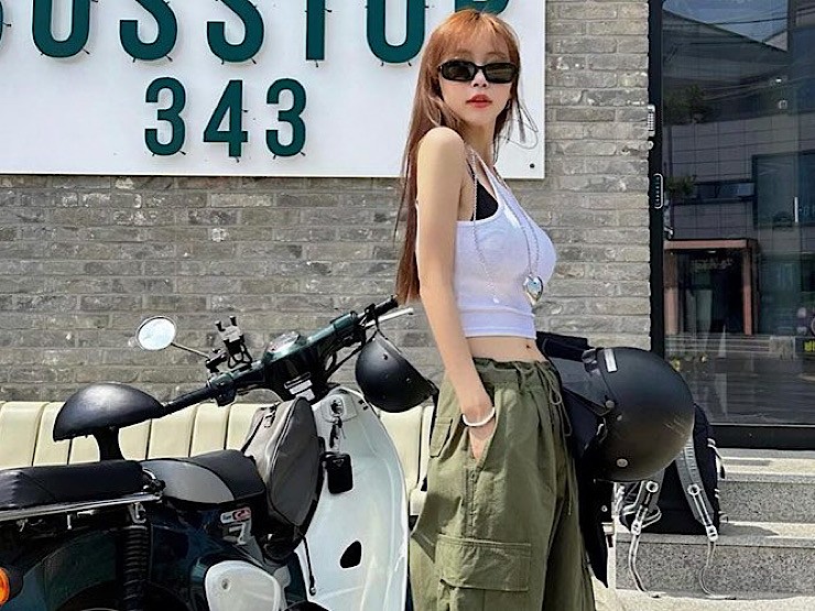 2 chị đẹp Hàn Quốc nổi bật giữa chợ đêm Nha Trang, Phú Quốc vì đồ khoe đường cong - Hình 11