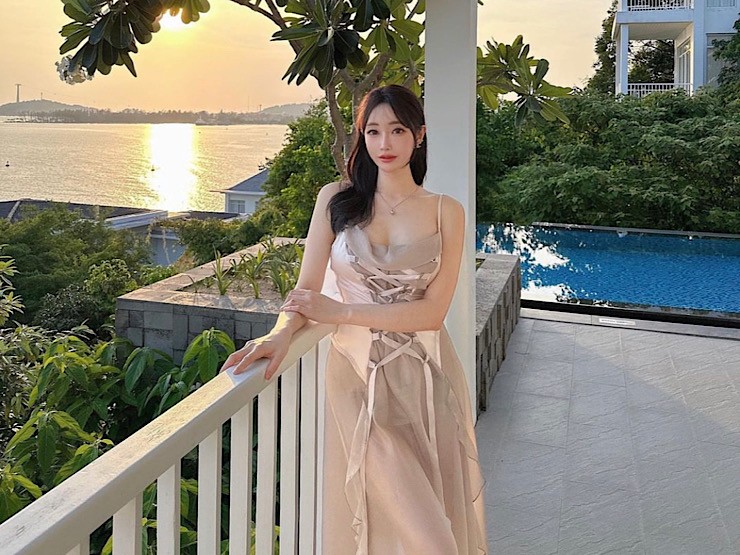 2 chị đẹp Hàn Quốc nổi bật giữa chợ đêm Nha Trang, Phú Quốc vì đồ khoe đường cong - Hình 7