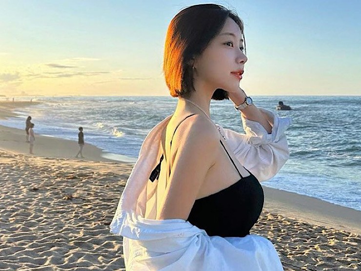 2 chị đẹp Hàn Quốc nổi bật giữa chợ đêm Nha Trang, Phú Quốc vì đồ khoe đường cong - Hình 10