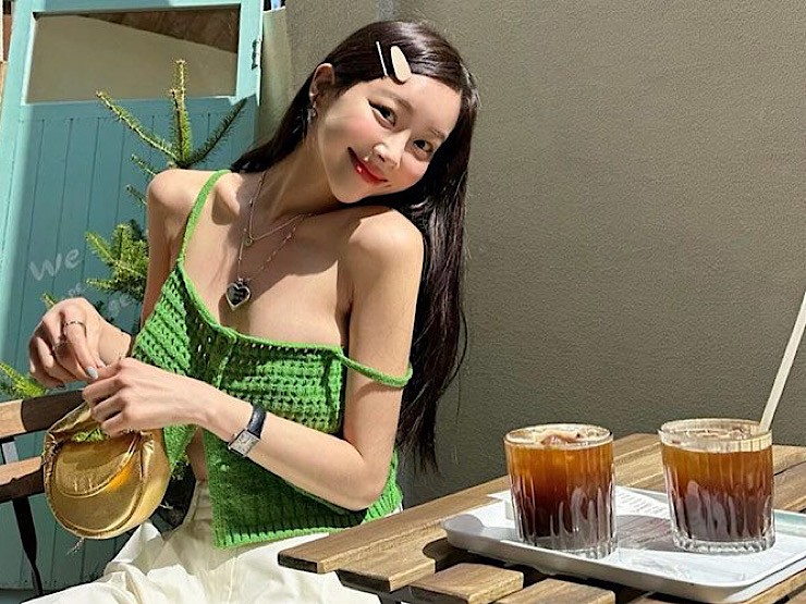 2 chị đẹp Hàn Quốc nổi bật giữa chợ đêm Nha Trang, Phú Quốc vì đồ khoe đường cong - Hình 17