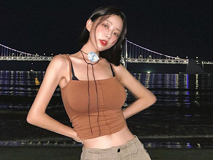 2 chị đẹp Hàn Quốc nổi bật giữa chợ đêm Nha Trang, Phú Quốc vì đồ khoe đường cong - Hình 9