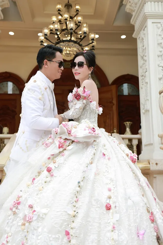 Ấn tượng với chiếc váy dạ hội làm từ 9.999 đóa hồng và hàng ngàn viên kim cương - Hình 3