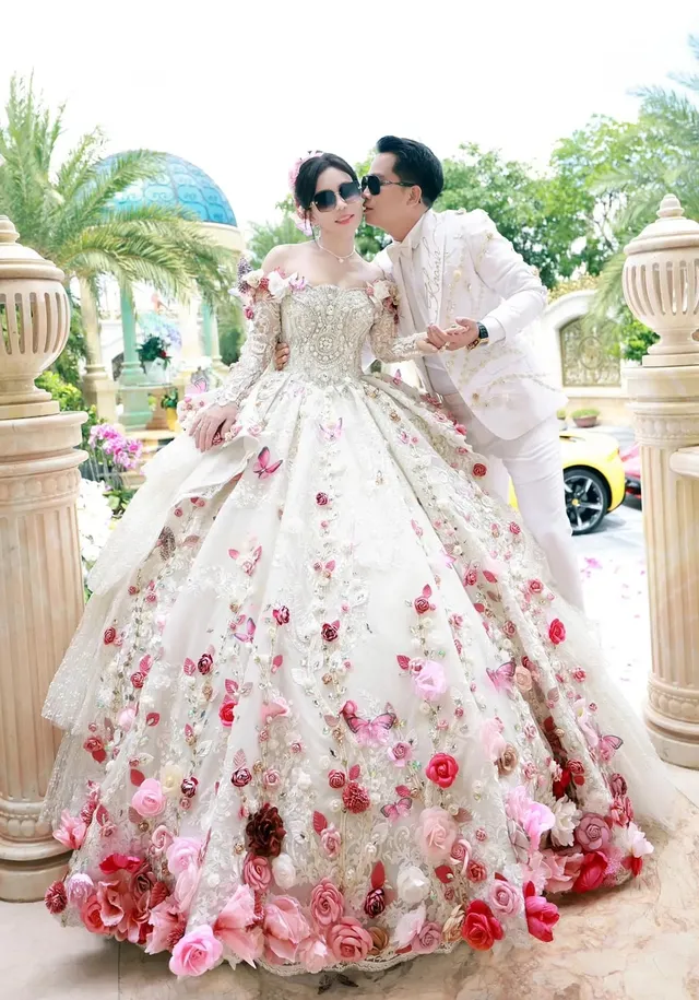 Ấn tượng với chiếc váy dạ hội làm từ 9.999 đóa hồng và hàng ngàn viên kim cương - Hình 4
