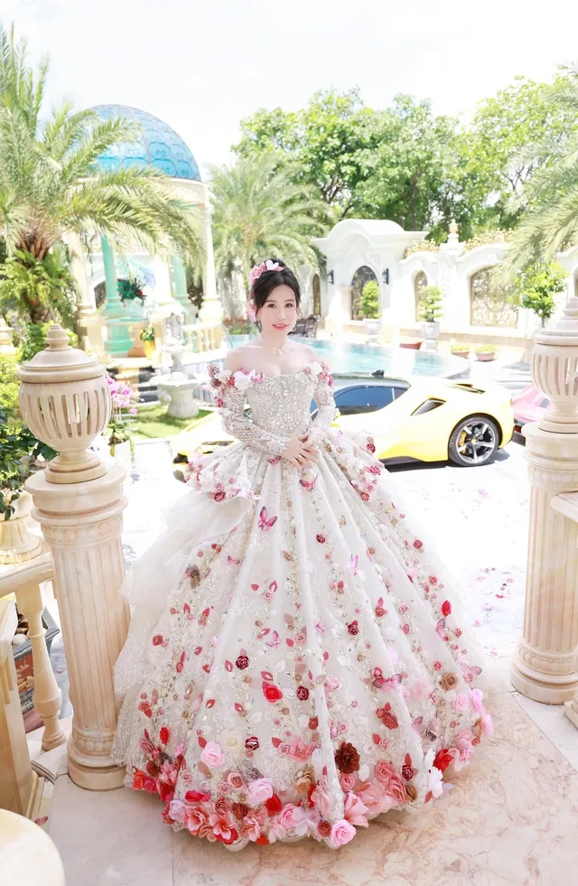 Ấn tượng với chiếc váy dạ hội làm từ 9.999 đóa hồng và hàng ngàn viên kim cương - Hình 2
