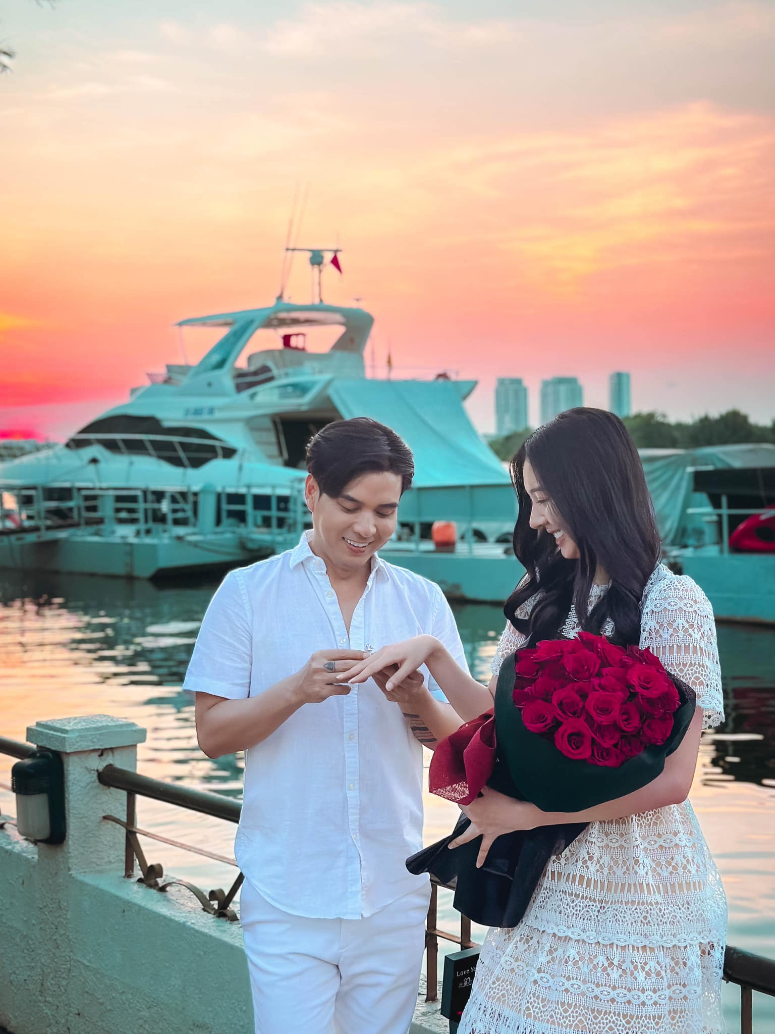 Couple chênh 17 tuổi đăng ký kết hôn sau bốn tháng quen nhau, giờ tấu hài mỗi ngày trong biệt thự 23 tỷ - Hình 2