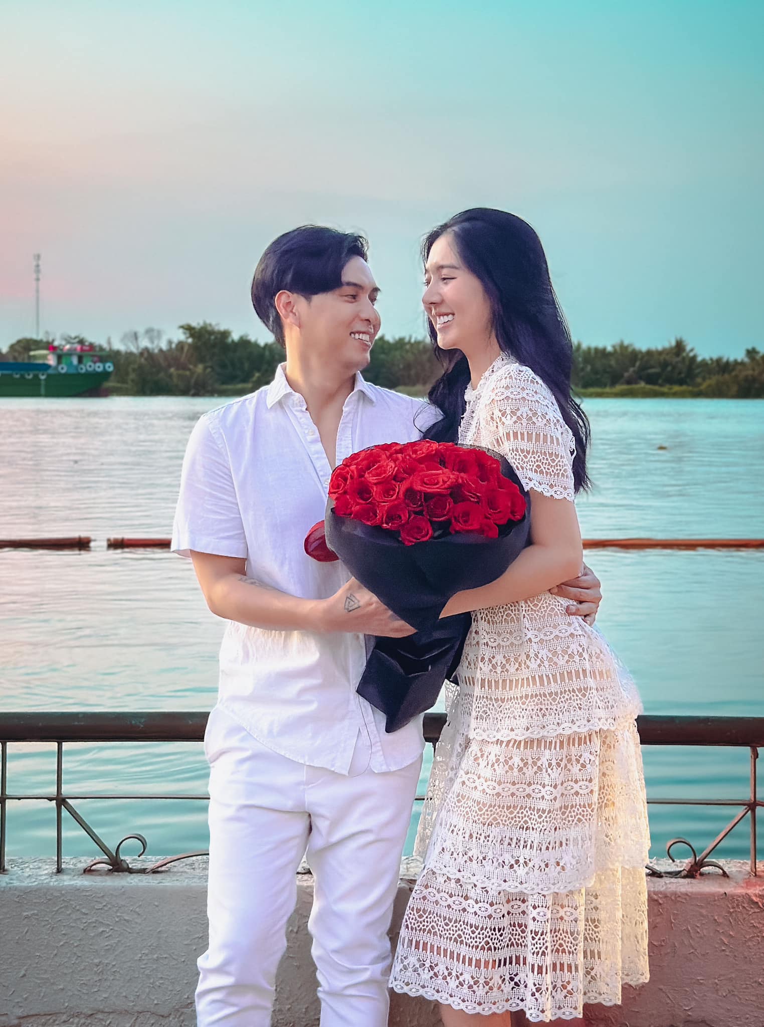 Couple chênh 17 tuổi đăng ký kết hôn sau bốn tháng quen nhau, giờ tấu hài mỗi ngày trong biệt thự 23 tỷ - Hình 1