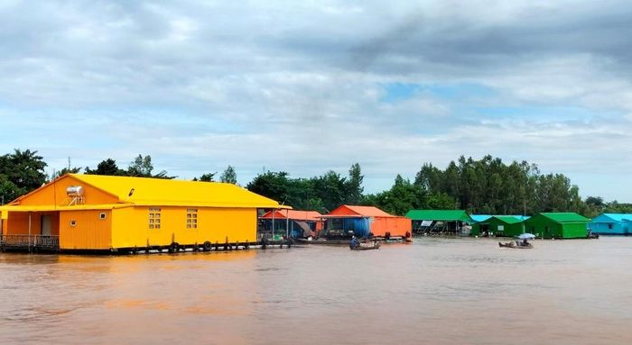 Điểm check-in rực rỡ sắc màu ở làng bè Châu Đốc - Hình 1