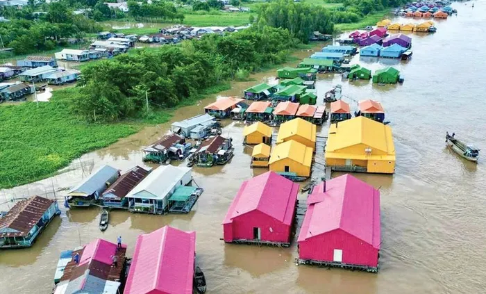 Điểm check-in rực rỡ sắc màu ở làng bè Châu Đốc - Hình 2