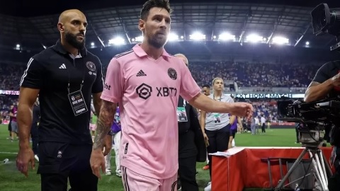 Messi trao tính mạng cho một nhà báo - Hình 1