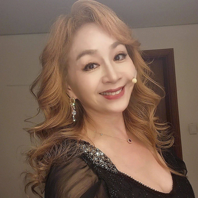 Sao nữ Gia đình là số 1 sành điệu trẻ trung khó tin ở tuổi 59, tái ngộ bạn diễn khiến netizen phấn khích - Hình 5