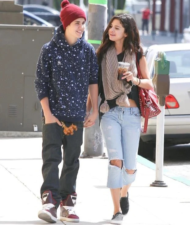Selena Gomez réo Justin Bieber, nhắc lại thời gian đau khổ, CĐM van xin: Đừng ăn mày quá khứ nữa - Hình 4