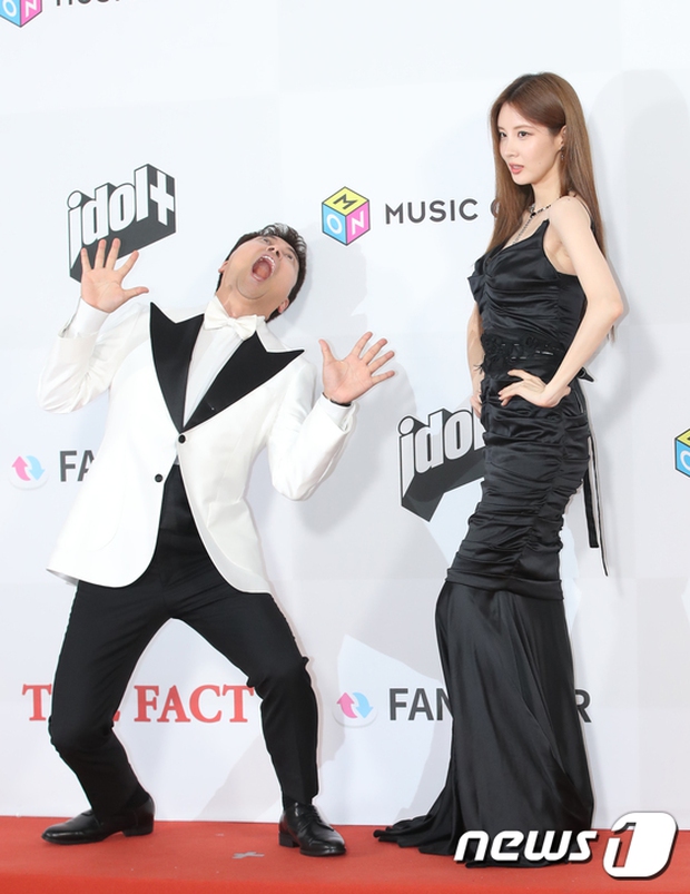 Thảm đỏ The Fact: Seohyun yêu kiều so kè nữ thần Waterbomb diện đồ cắt xẻ gợi cảm, aespa lên hương át IVE - Hình 3
