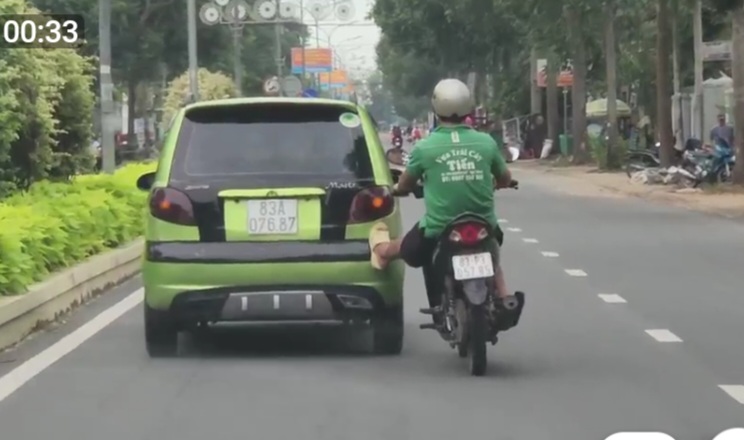 Xe máy đẩy xe hơi băng băng trên đường ở Sóc Trăng - Hình 1