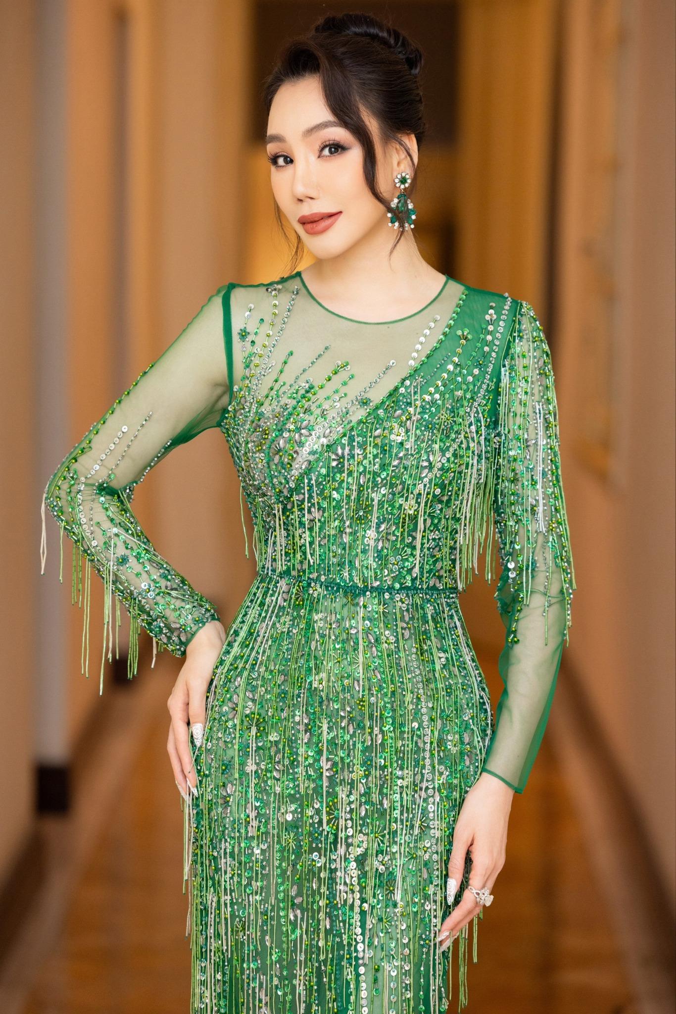 Hồ Quỳnh Hương tự nhận xấu, tuyên bố sốc không đẹp là ở ẩn, ekip 9 người phục vụ mới tự tin đi diễn - Hình 1