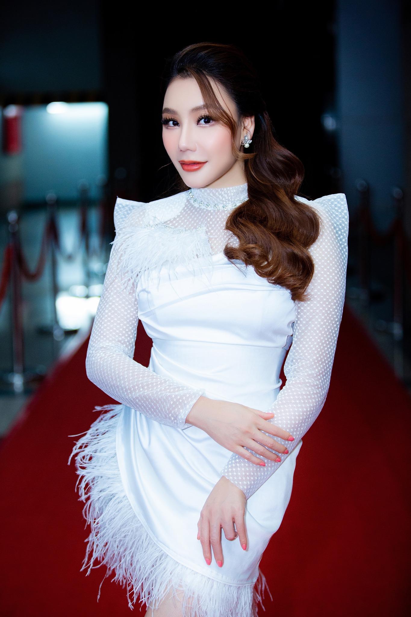 Hồ Quỳnh Hương tự nhận xấu, tuyên bố sốc không đẹp là ở ẩn, ekip 9 người phục vụ mới tự tin đi diễn - Hình 9