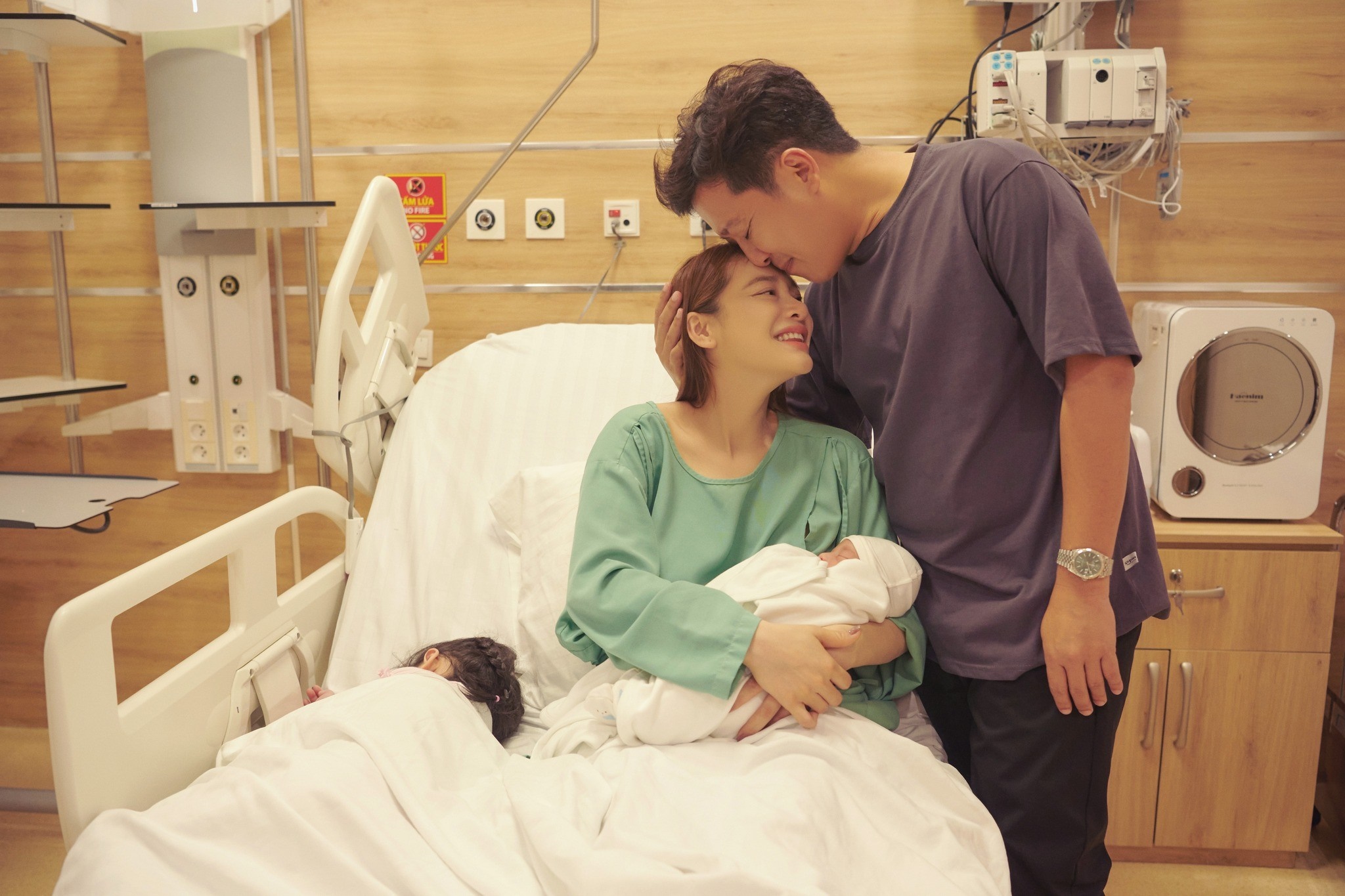 Trường Giang - Nhã Phương hé lộ tên thật của con trai vừa chào đời, HIEUTHUHAI bất ngờ được gọi tên - Hình 1