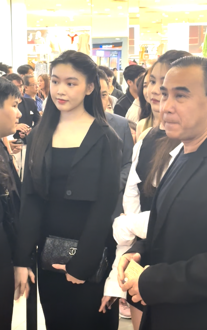 Lọ Lem - Hạt Dẻ nhà MC Quyền Linh chặt đẹp camera thường, hành động của cô chị gây chú ý - Hình 3