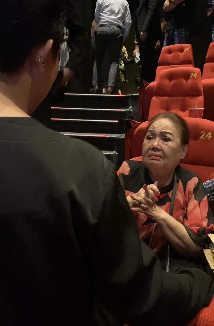 Trấn Thành bị tiền bối chấn chỉnh giữa sự kiện vì lại khóc, bối rối trước lời đề nghị bao rạp - Hình 3