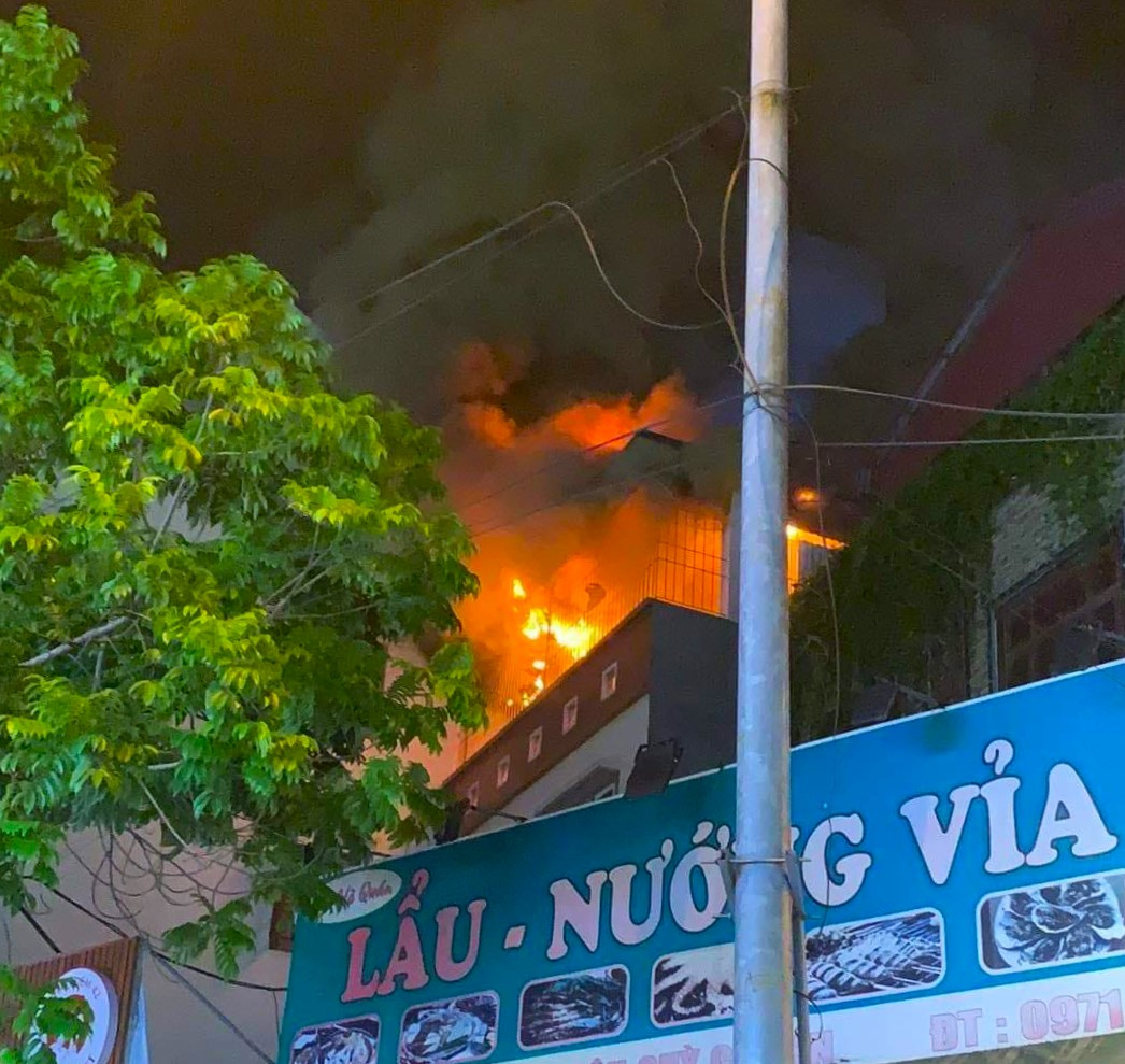 Cháy nhà 6 tầng ở Hà Nội vì đun nước sôi, cột khói bốc lên hàng chục mét, người dân hoảng loạn - Hình 7