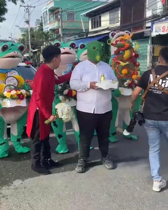 Chú rể khiến CĐM tranh cãi vì xem nhà gái như trò đùa, đàn trai ăn mặc chẳng ra gì khi xin dâu - Hình 3