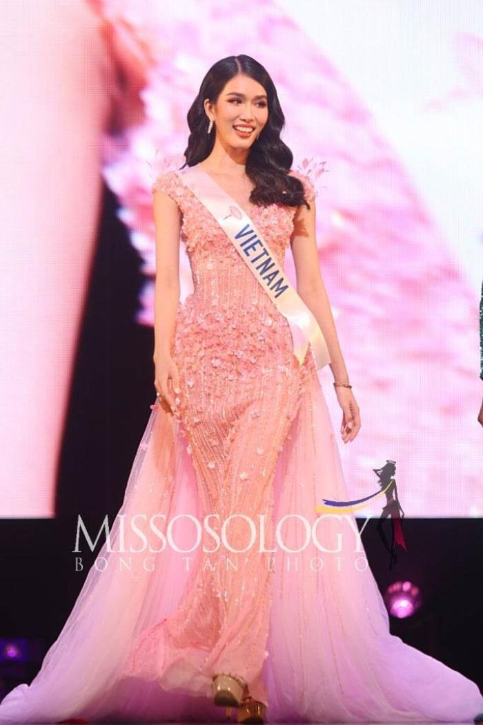Phương Nhi gây bão với loạt ảnh swimsuit ngọt ngào, hé lộ thiết kế Evening Gown lấp lánh - Hình 4