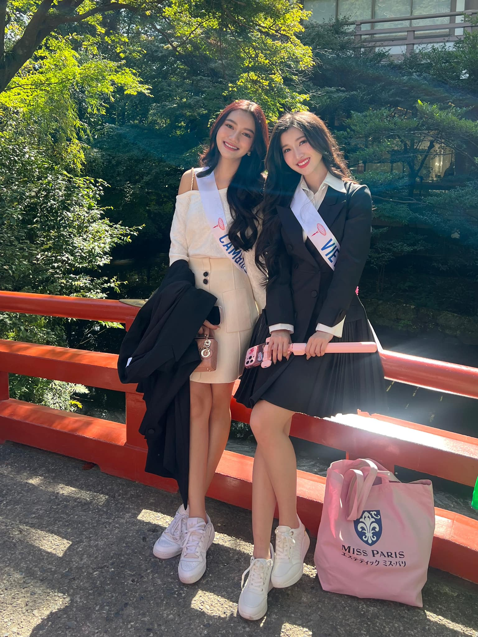 Miss International: Phương Nhi nắm tay nàng hậu giống hệt Minh Kiên lọt mắt xanh chuyên gia quốc tế - Hình 1