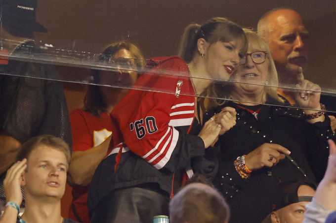 Taylor Swift có tất cả: Lập kỉ lục với Eras Tour, thu hút dư luận khi hẹn hò với ngôi sao thể thao! - Hình 6